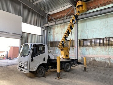 Isuzu NMR85E