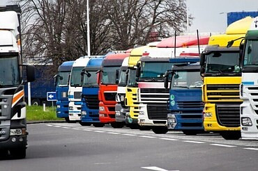 Грузовая стоянка техники