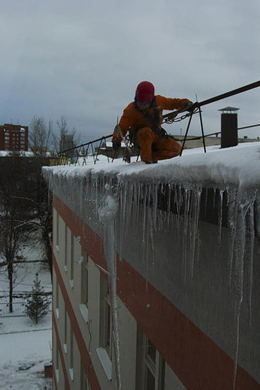 Очистка кровли от снега и наледи