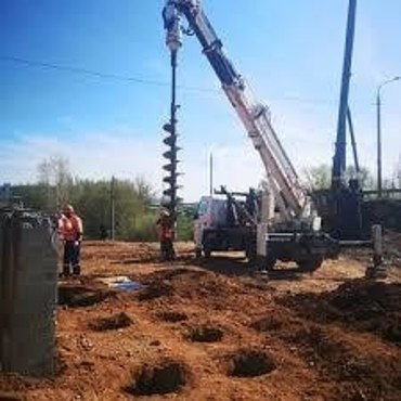 Бурение ям под столбы и опоры
