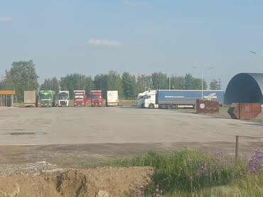 Грузовая стоянка техники