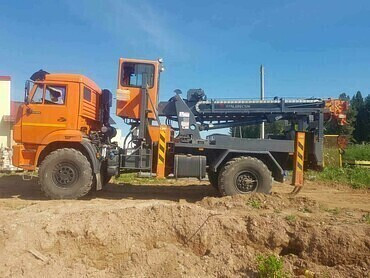 Бурение ям. Установка столбов, опор ЛЭП