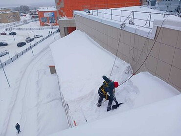 Очистка кровли от снега и наледи