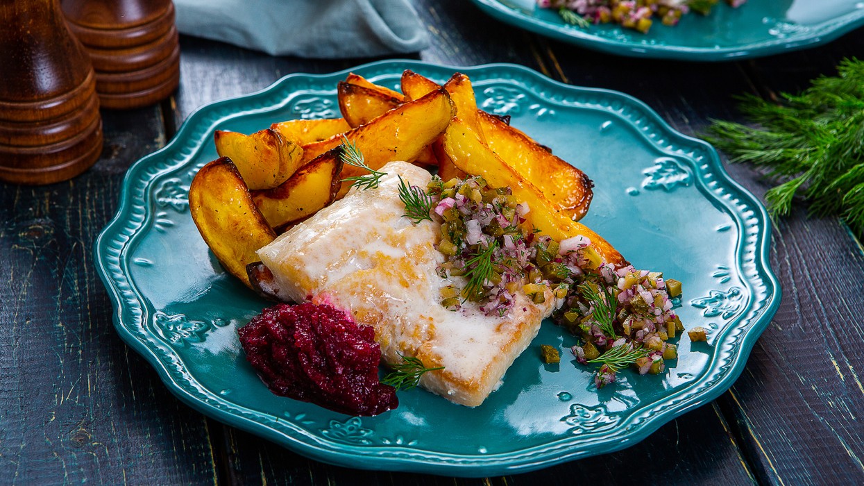 Филе судака, томлённое в кокосовом молоке, с картофельными дольками, пюре  из свеклы и тартаром из маринованных огурчиков | Быстрое блюдо от Шефмаркет