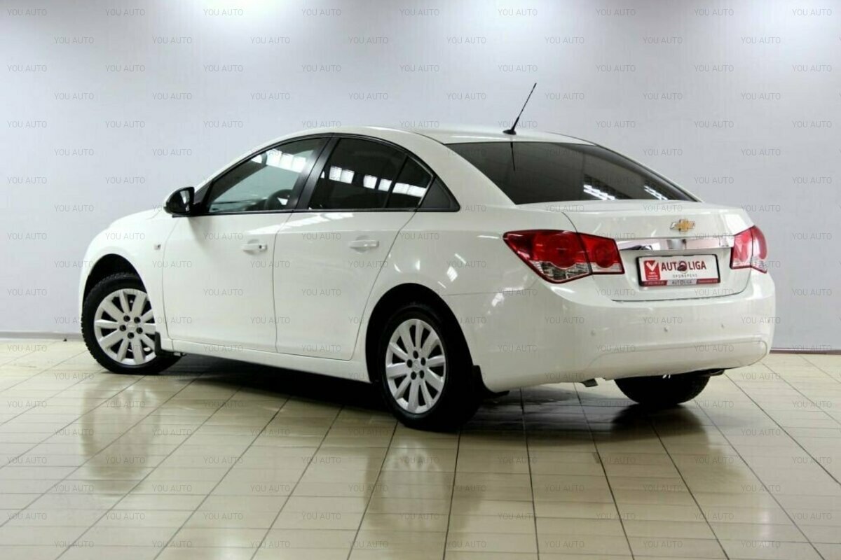 Шевроле круз б. Chevrolet Cruze 2011-2016. Chevrolet Cruze 2011 хэтчбек светло серый металлик.