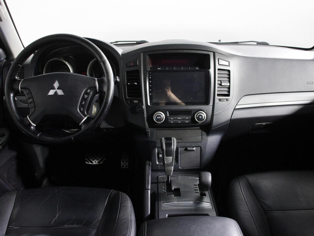 Mitsubishi pajero 2012. Митсубиси Паджеро 3 черный 4 дверный.