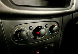 Renault Logan 2017, 94 386 км, 1.6 л, 82 л.с., фото 2