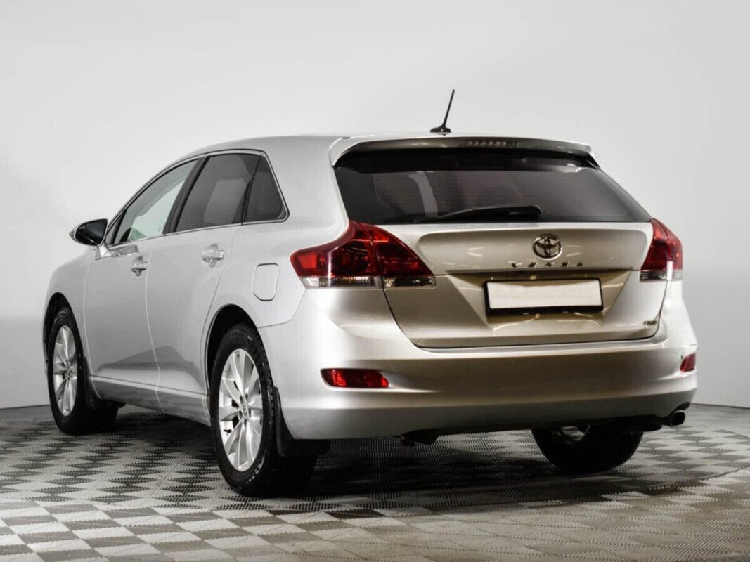 Toyota Venza вид сзади