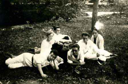 На обороте фото сделанная рукой О.Берггольц надпись - Наша коммуна. Лето 1930 г. во Владикавказе.