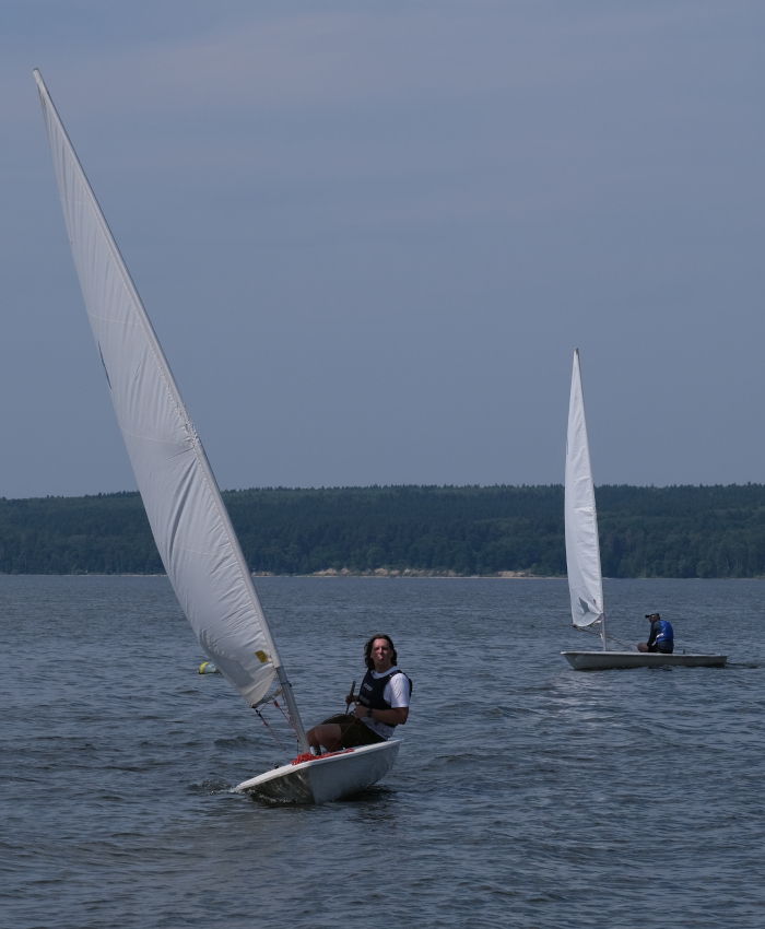 Обучение управлению парусниками: теория, практика и путь от новичка до регат