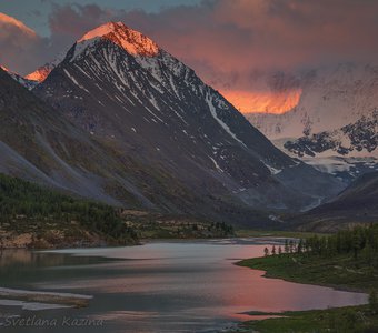 Закатное полотно на стене массива Белухи