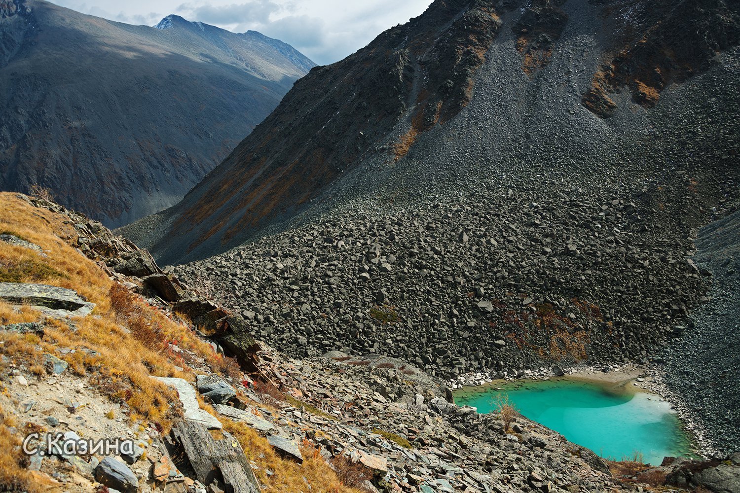 Треугольное бирюзовое озеро в долине Семи озёр, Природный парк "Белуха"