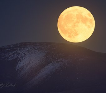 Восход Луны в горах Монголии