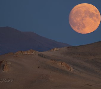 Полная  Луна в горах Монголии
