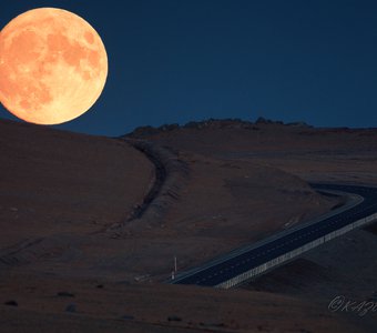 Полная луна над одной из монгольских трасс