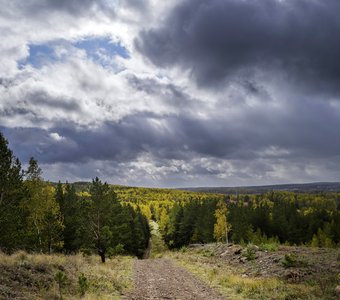 Пейзаж с облаками и просекой