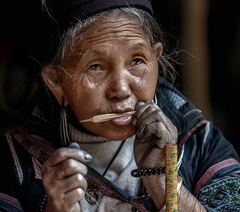 Женщина из народностей чёрных хмонгов играет на  Вьетнамском варгане - Дан мои