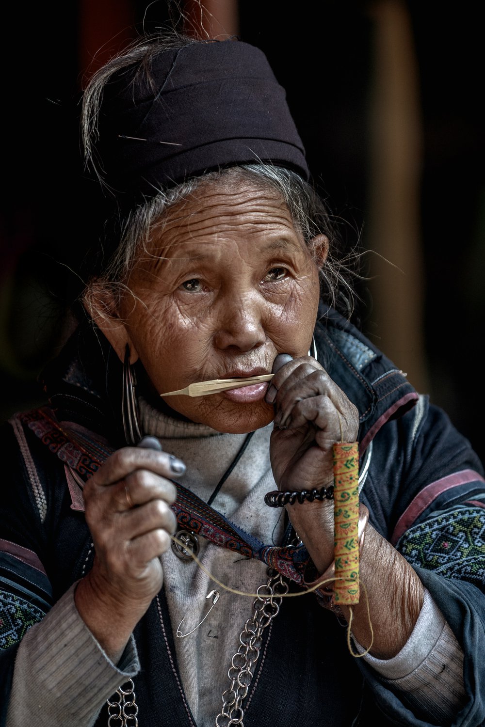 Женщина из народностей чёрных хмонгов играет на  Вьетнамском варгане - Дан мои