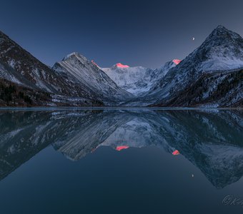 Закатный луч на вершинах Белухи