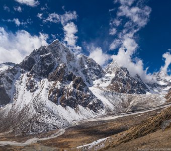Долина Pheriche в Гималаях, Вершина Чолатсе и Табоче