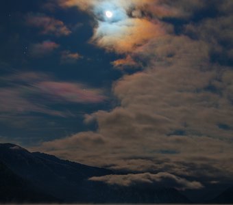 Иризация на облаках в свете Луны