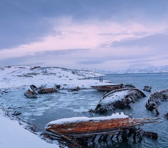 Остовы старых кораблей, вмерзших в лед. Кладбище кораблей в Териберке. Мурманский регион