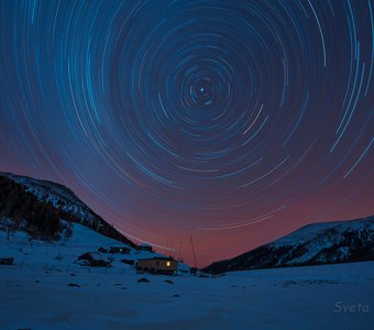 Звёздные треки вокруг Полярной звезды над метеостанцией " Ак-Кем"