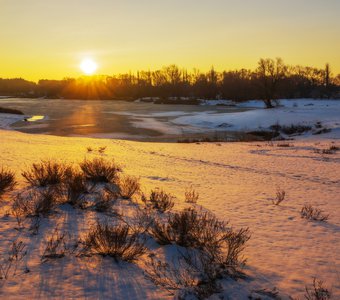Зимний рассвет над рекой