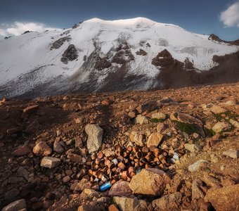 Куча консервных банок в горах Северного Тянь-Шаня (Казахстан)