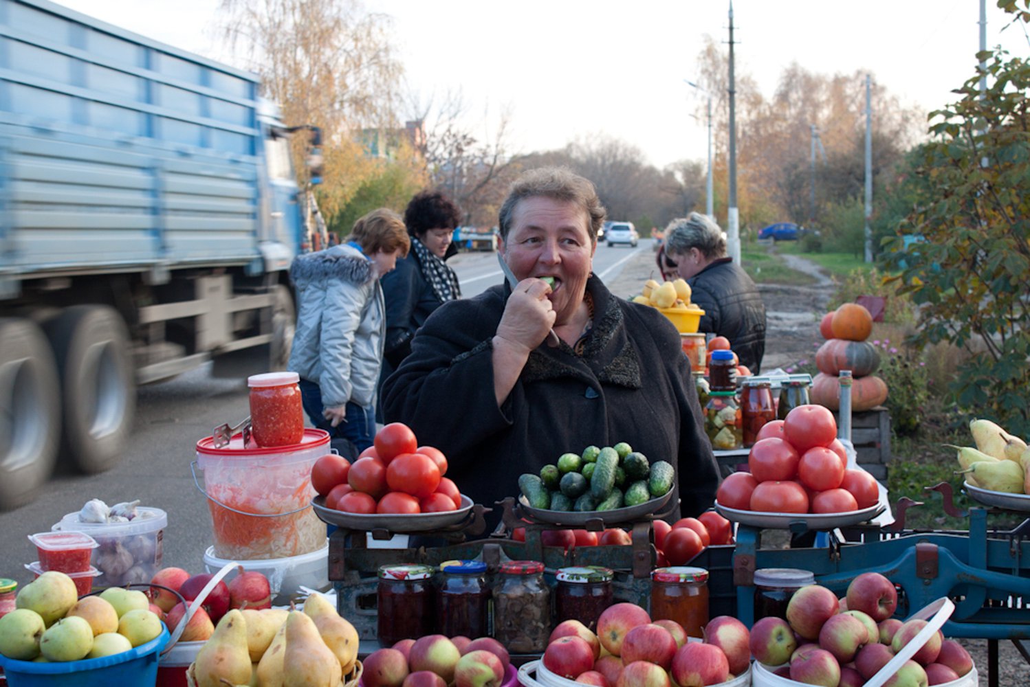 Стал овощем. Продавец овощей. Продавец овощей и фруктов на улице. Дачник на рынке. Дачник продает овощи.