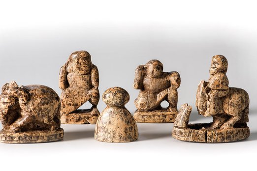 Как выглядели шахматные фигуры в IX веке?