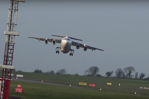 Ураган сдул лайнер с полосы при посадке: видео