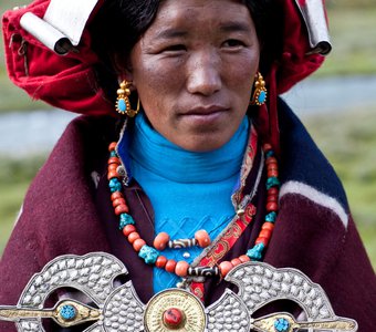 Портрет женщины из Долпо (Непал) в национальной одежде