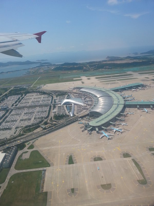 Аэропорт инчхон сеул южная корея. Аэропорт шоуду аэродром. Какой самый лучший аэропорт. Международный аэропорт пекин дасин. Международный аэропорт пекина норман фостер.
