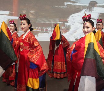 Девушки в национальных корейских костюмах