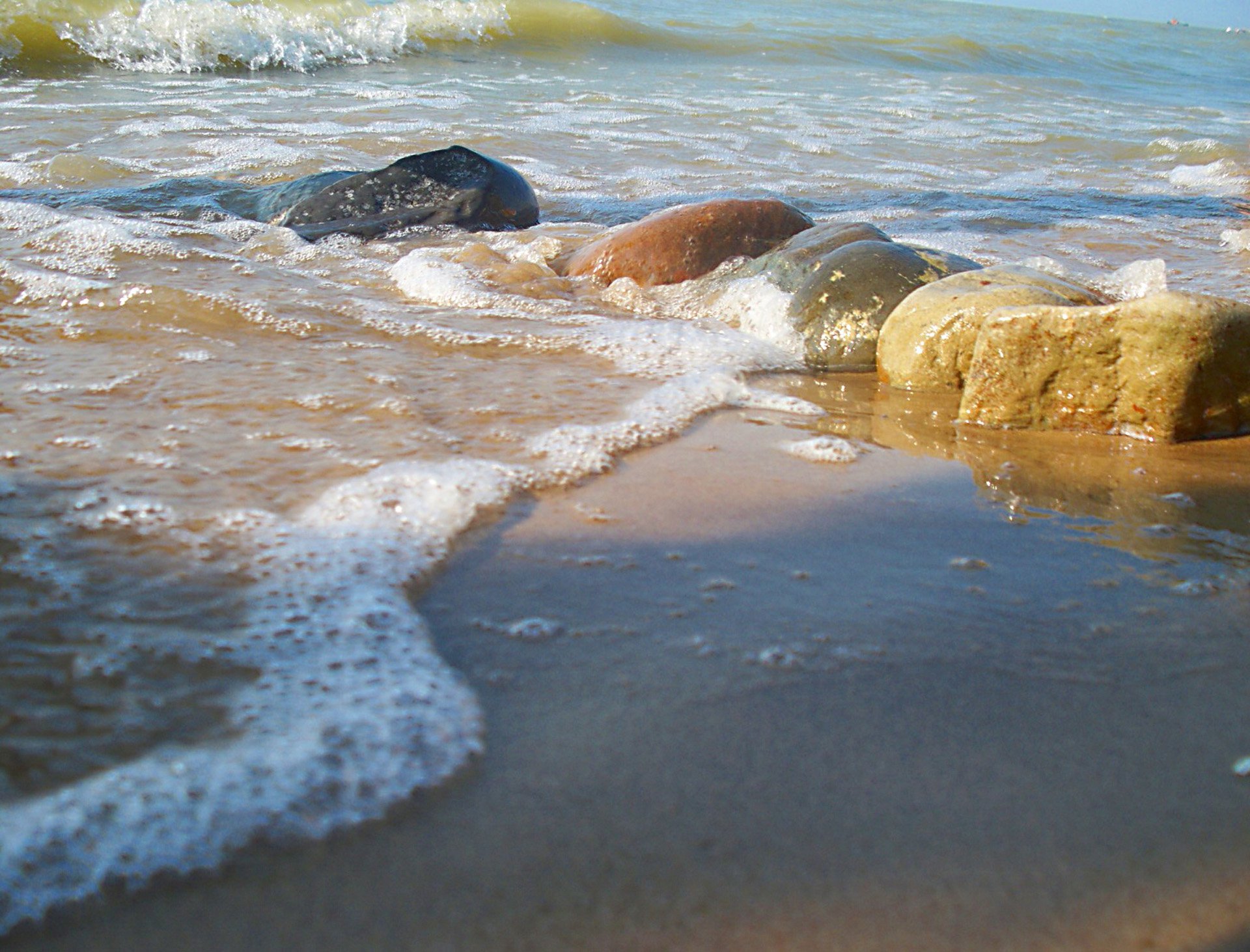 Волна плетет кружева на песке...