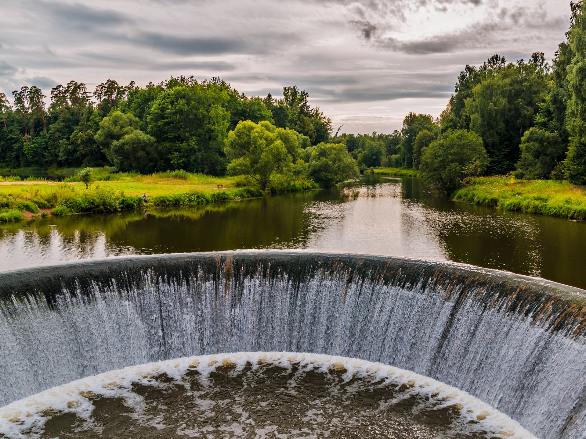 река и водопад в с.Ярополец