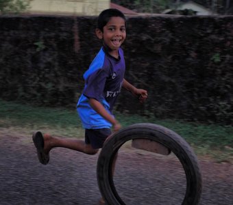 Мальчик с колесом