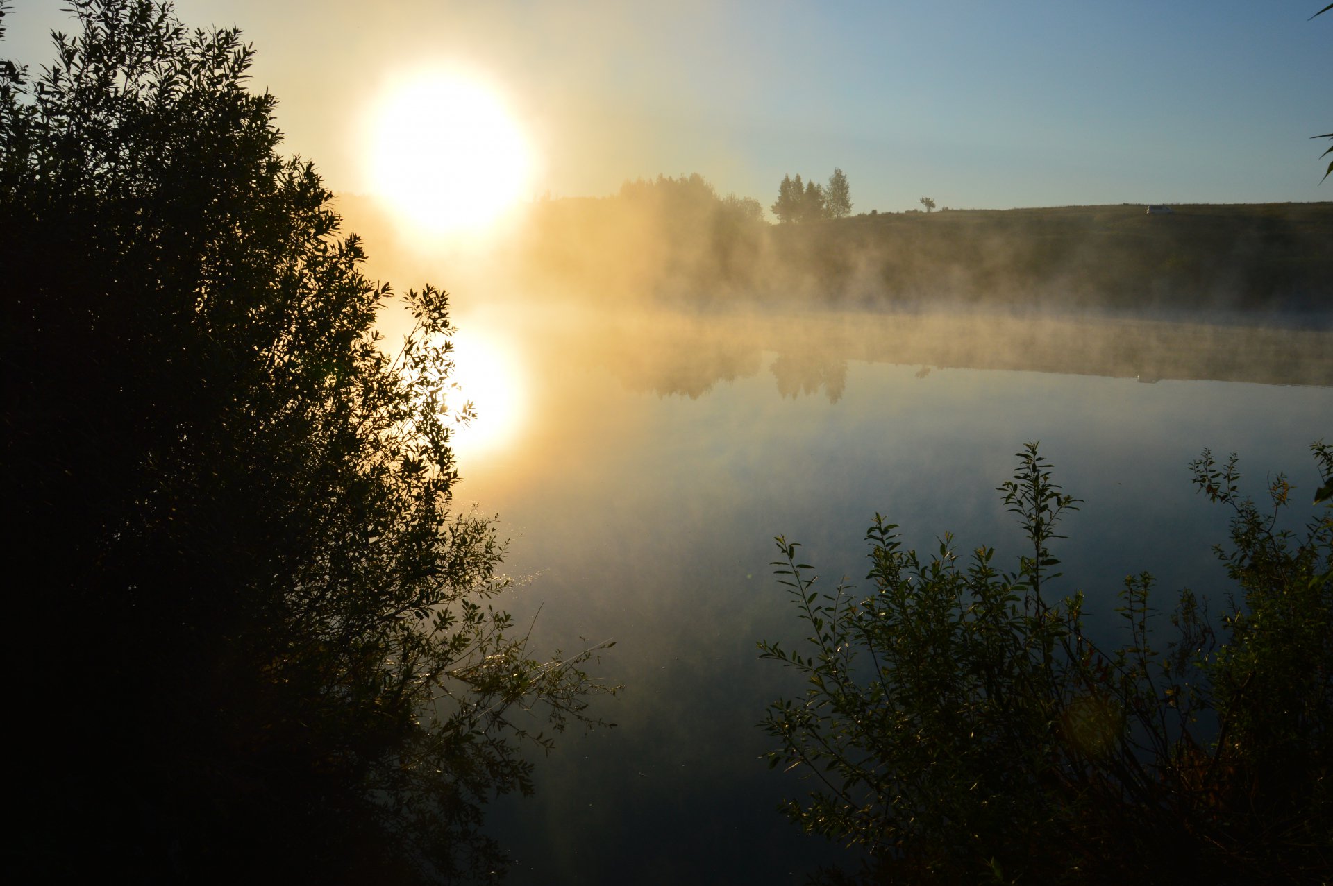 Рассвет над озером
