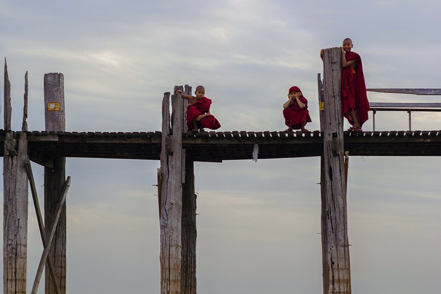 монахи на мосту