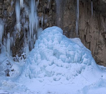 Замерзший водопад в горах