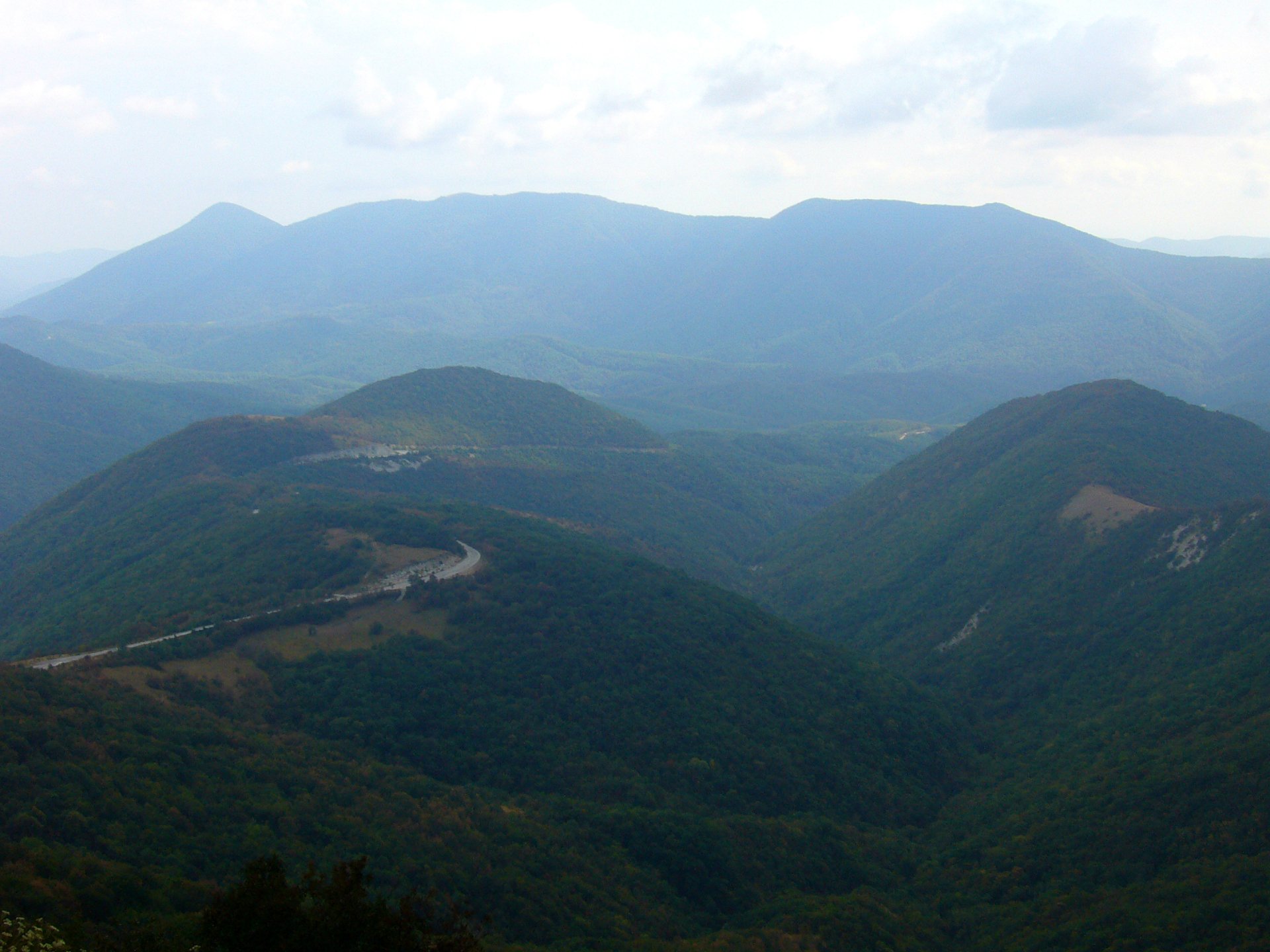 Извилистая дорога в горах Чечни