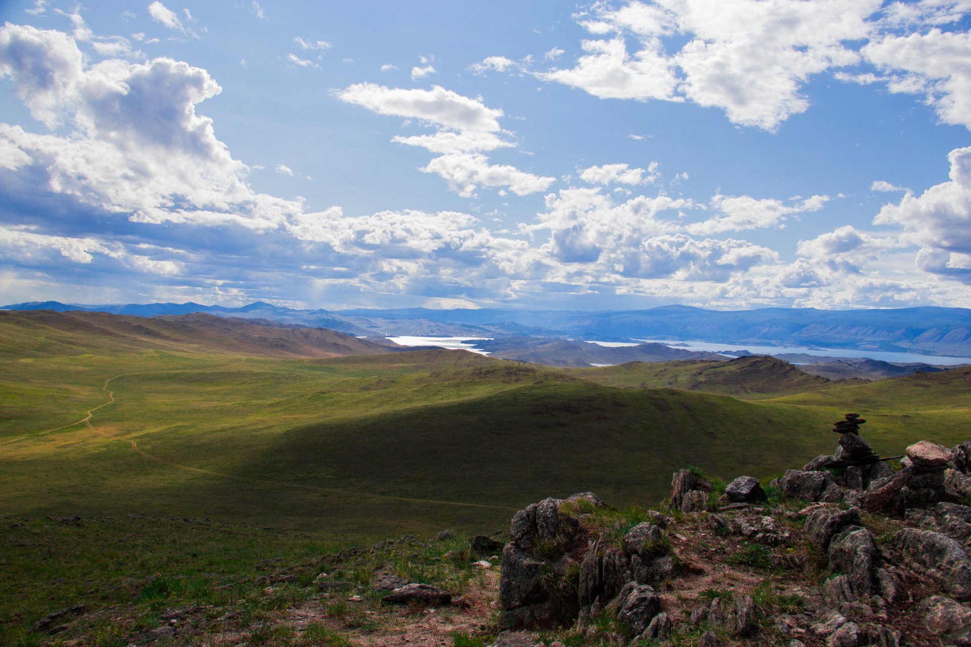 Озеро Байкал с прилижащими скалами.