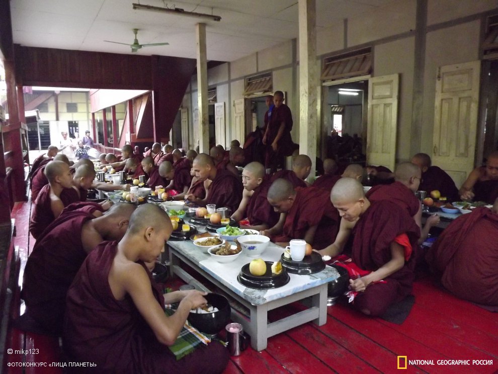 Завтрак в монастыре, Амарапура, Мьянма