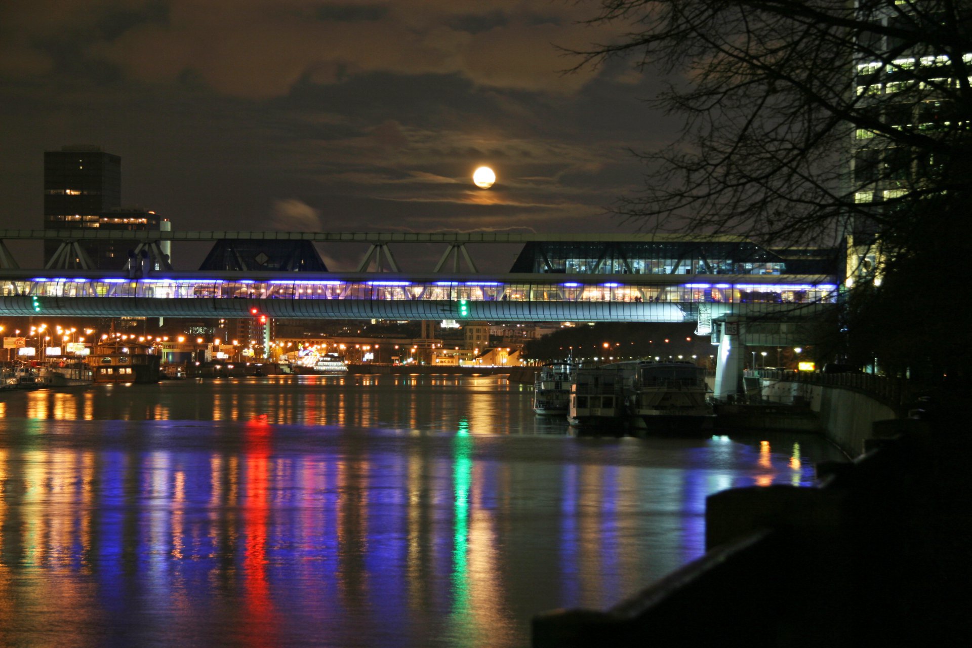 Ночная Москва с видом на реку