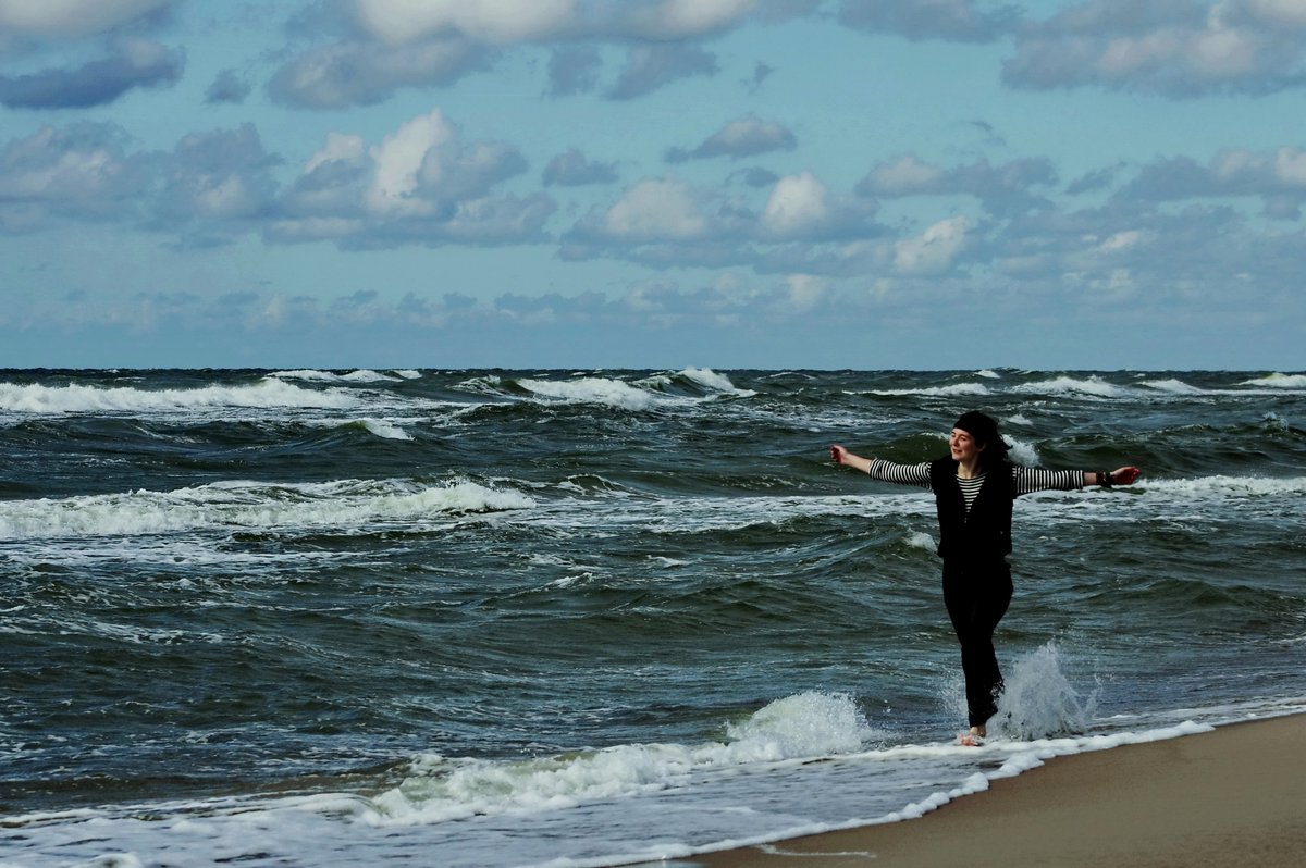 Песню стоял у моря. Свобода море. Стоишь на берегу и чувствуешь соленый запах ветра что веет с моря.