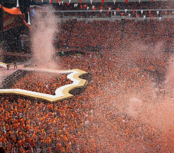 Жители Нидерландов смотрят матч своей сборной на больших экранах стадиона.
