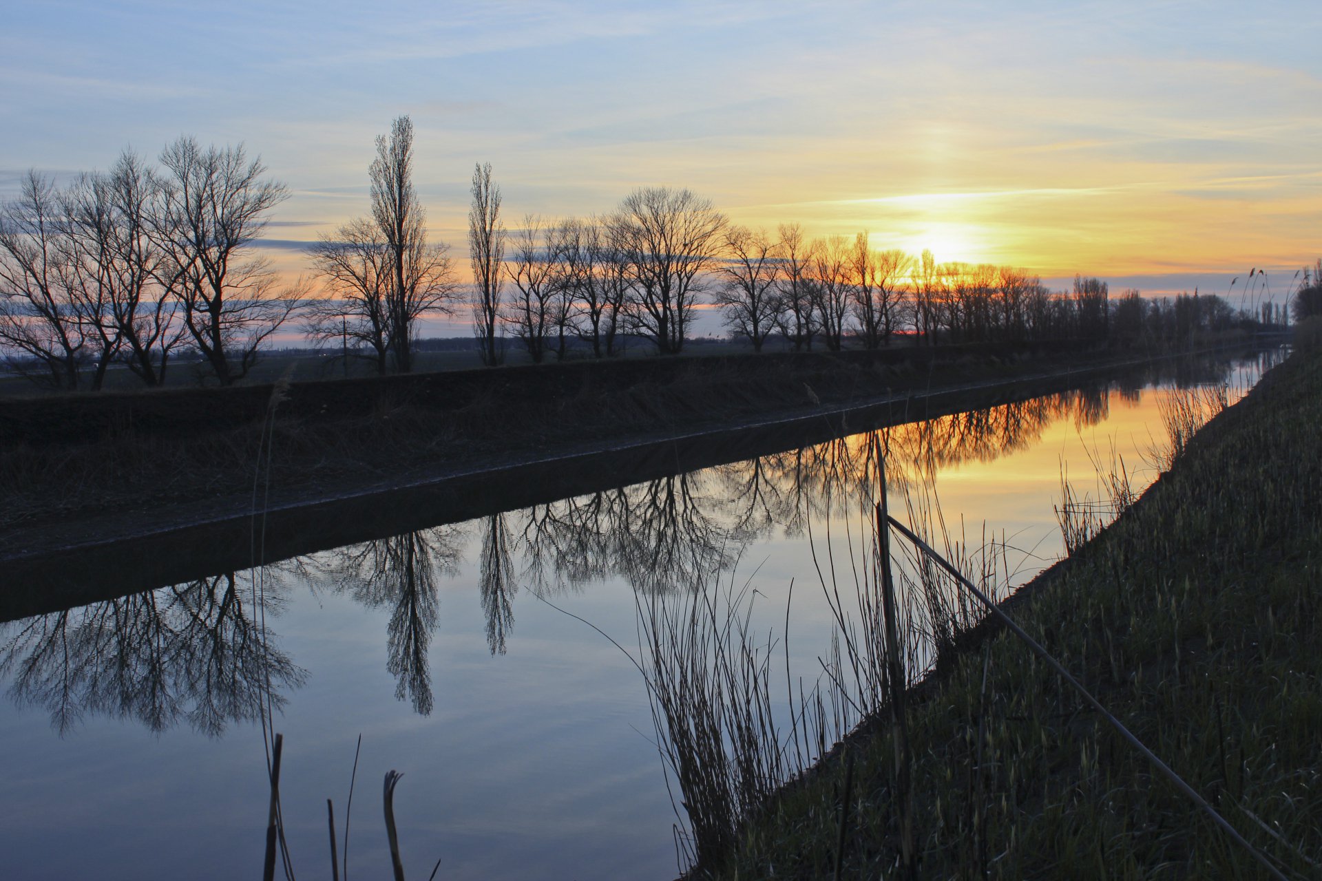 Закат любуется собой