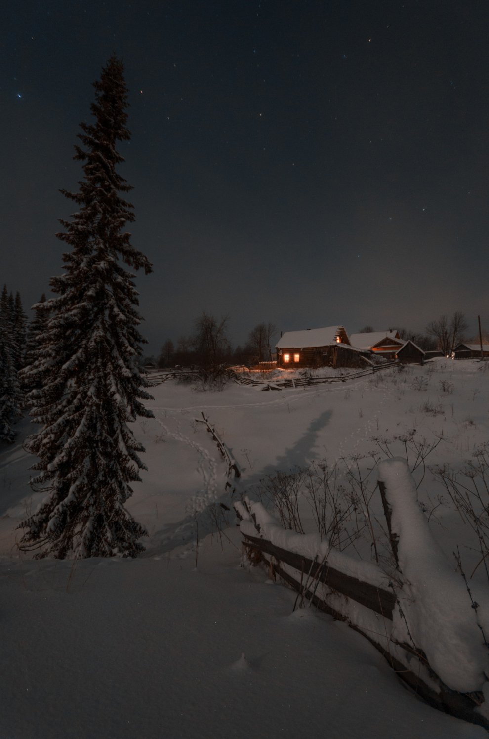 Глубокая зимняя ночь метель в доме ни. Зимний вечер в деревне. Вечер в деревне зимой. Деревня зимой ночью.