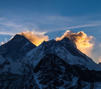 Просыпается Эверест и Лхоцзе